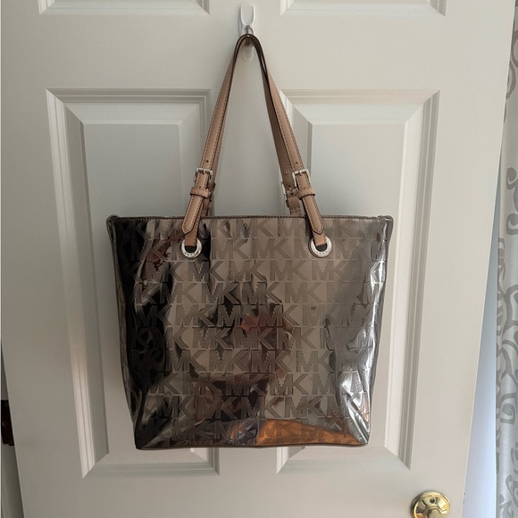 Michael Kors Shiny Pewter Tote | Excellent Pre‑Loved Condition - Picture 2 of 9